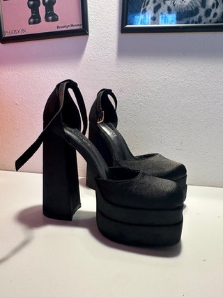Scarpe nere con plateau e tacco