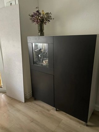 Mueble de comedor puertas negro/marron.