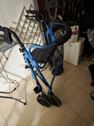 Andador azul con ruedas