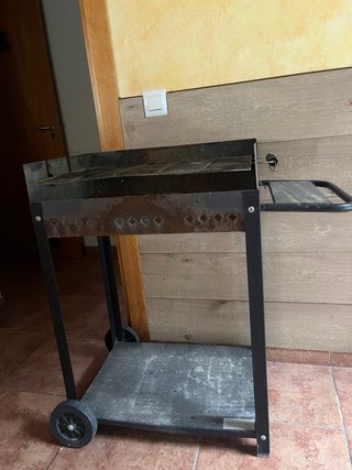 Barbacoa metálica con ruedas