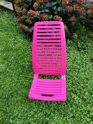 Silla de plástico rosa plegable