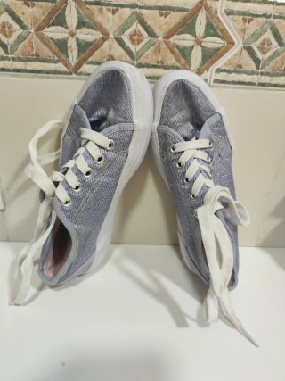 Zapatillas plateadas con cordones