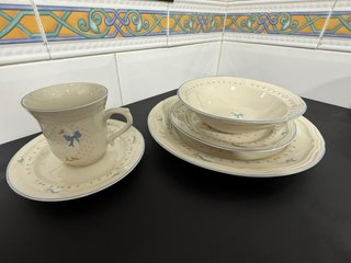 Set di stoviglie vintage con graziosi motivi di anatre