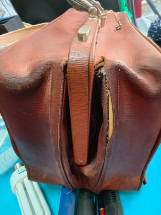 Maletín médico antiguo de cuero