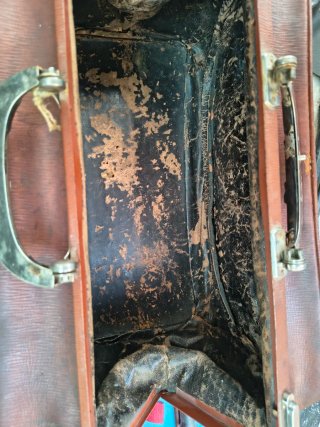 Maletín médico antiguo de cuero