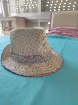 Sombrero tipo paja veraniego con flores
