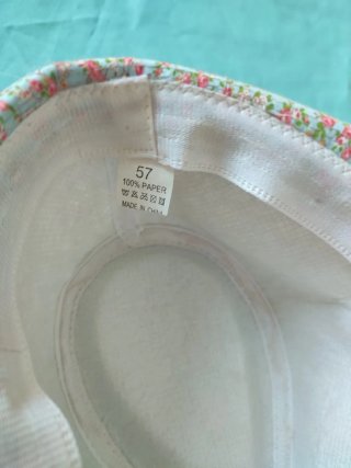 Sombrero tipo paja veraniego con flores