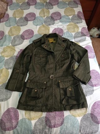 Chaqueta verde militar estilo tejana