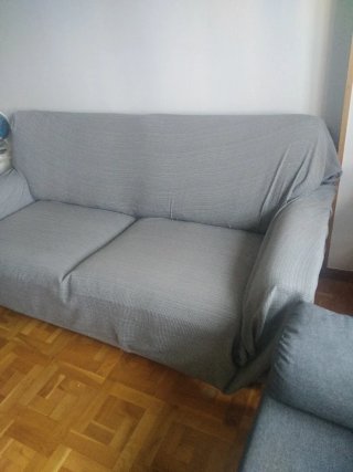 Sofá con funda de tela gris de regalo