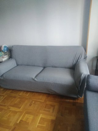 Sofá con funda de tela gris de regalo