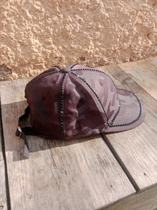 Gorra con pedrería negra y marrón