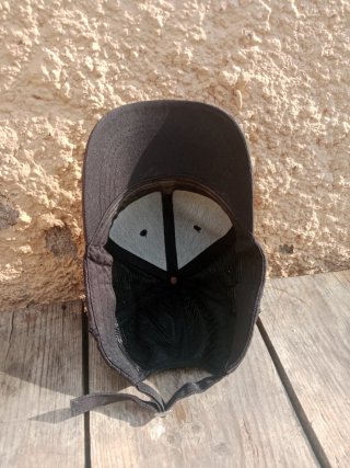 Gorra con pedrería negra y marrón