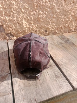 Gorra con pedrería negra y marrón