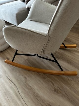 Mecedora beige tela y madera
