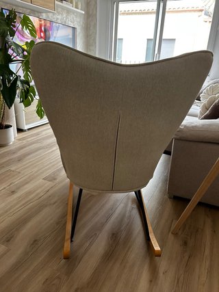 Mecedora beige tela y madera
