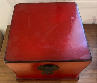 Caja oriental roja de madera y metal