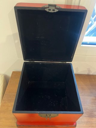 Caja oriental roja de madera y metal
