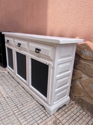 Elegante mueble blanco con cajones y puertas
