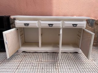 Elegante mueble blanco con cajones y puertas