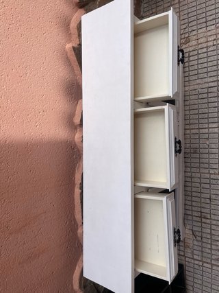 Elegante mueble blanco con cajones y puertas