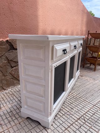 Elegante mueble blanco con cajones y puertas