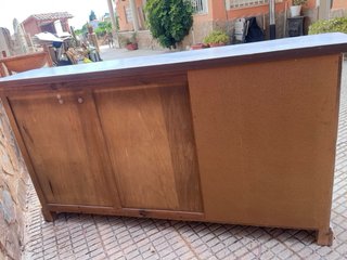 Elegante mueble blanco con cajones y puertas
