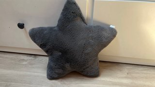 Pack 2 cojines: gato y estrella. Perfil solidario