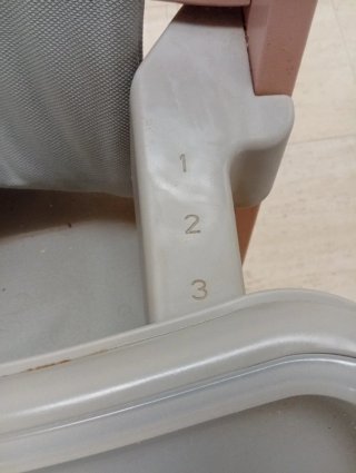 Trona de madera y plástico