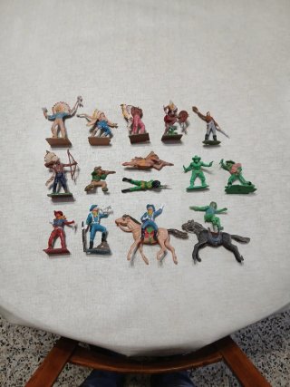 Figuras indios y vaqueros
