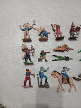 Figuras indios y vaqueros