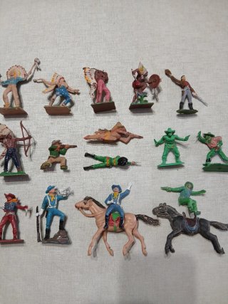 Figuras indios y vaqueros