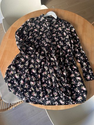 Vestido Stradivarius flores manga larga.