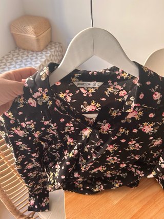 Vestido Stradivarius flores manga larga.