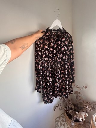 Vestido Stradivarius flores manga larga.