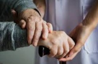 Cuidadora interna para anciana