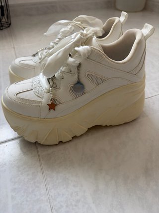 Deportivas plataforma beige y blancas