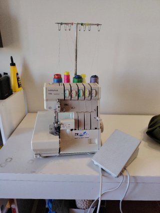 Máquina de coser overlock Hobbylock 799