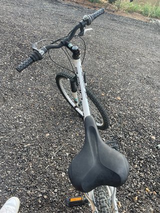 Bicicleta de montaña blanca