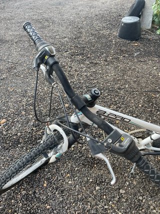 Bicicleta de montaña blanca