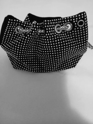 Bolso de fiesta con pedrería plateada