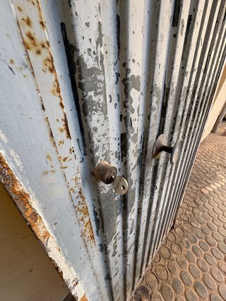 Puerta metálica