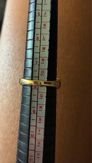 Anillo dorado con piedras blancas bisutería