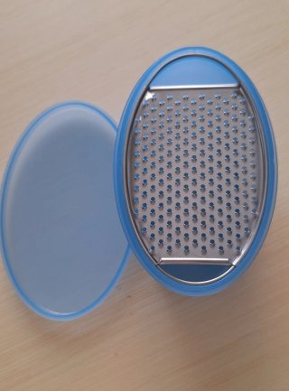 Grattugia ovale blu e argento