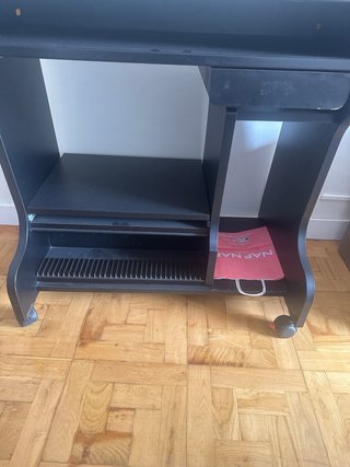 Escritorio negro con ruedas