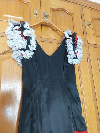 Traje Flamenco Negro y Rojo Volantes