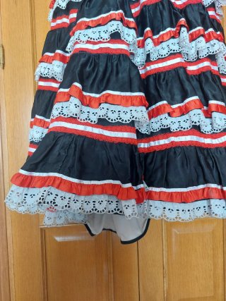 Traje Flamenco Negro y Rojo Volantes
