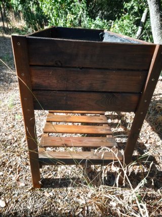 Jardinera de madera rústica