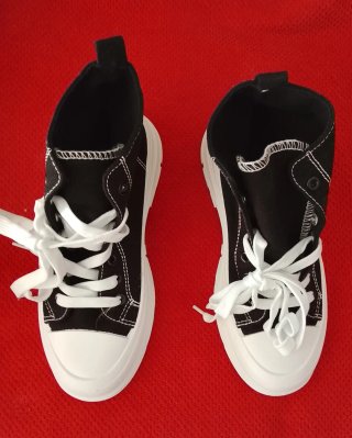 Zapatillas altas negras y blancas