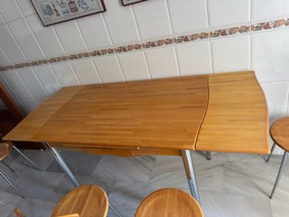 Mesa de madera con 4 sillas