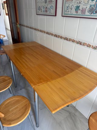 Mesa de madera con 4 sillas